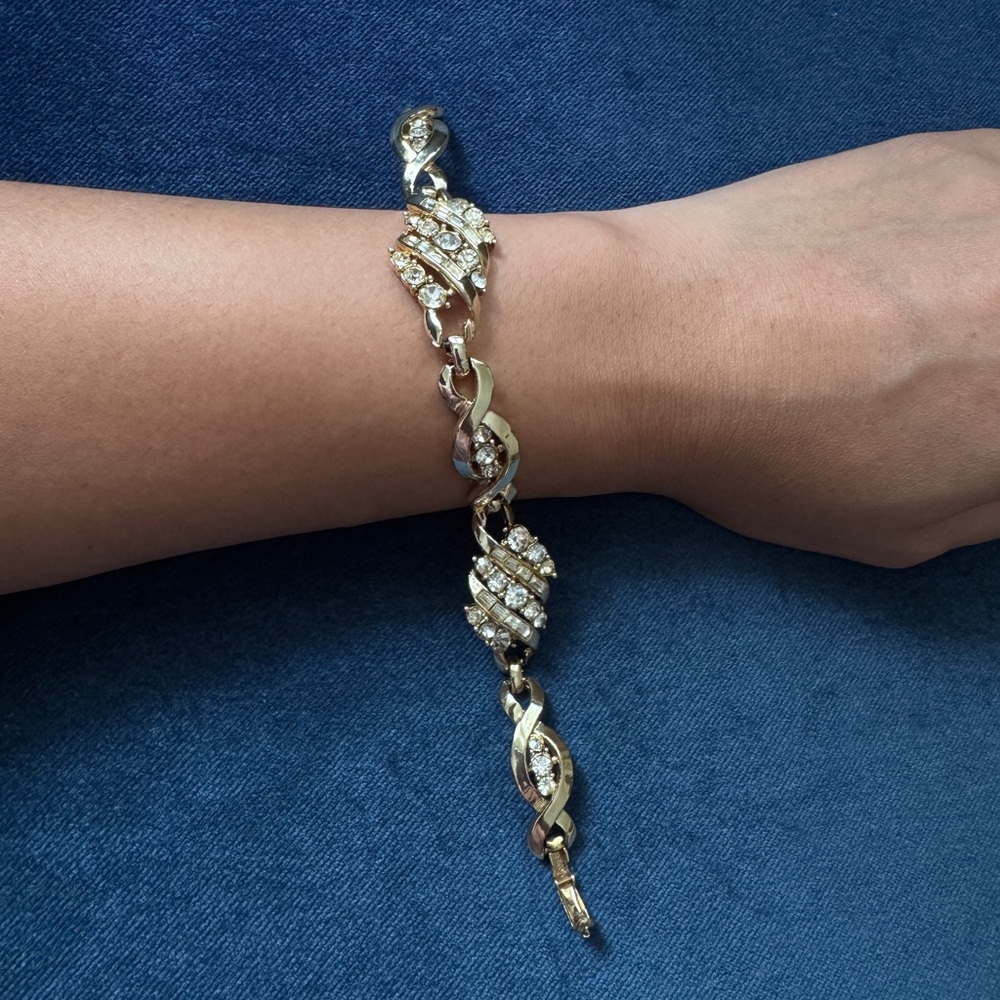 Vintage‎ Coro Women’s Gold tone Bracelet